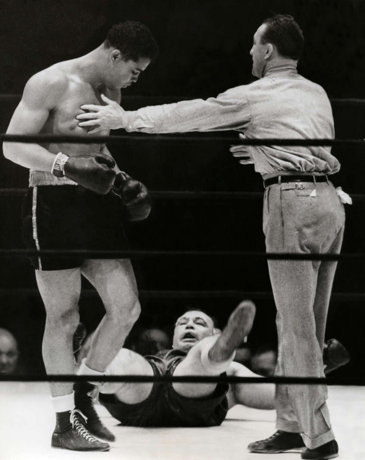 Joe Louis vs. "Two-Ton" Tony Galento in 1939 (CLICK PHOTO TO VIEW FIGHT CLIP)