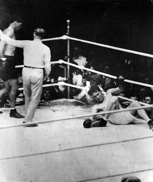 Jack Dempsey knocking down Gene Tunney for the Long Count in 1927 (CLICK ON PHOTO TO VIEW FIGHT CLIP)