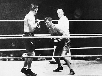 Heavyweight Champion Jack Dempsey (R) looking for an opening against Gene Tunney (CLICK PHOTO TO VIEW FIGHT CLIP)