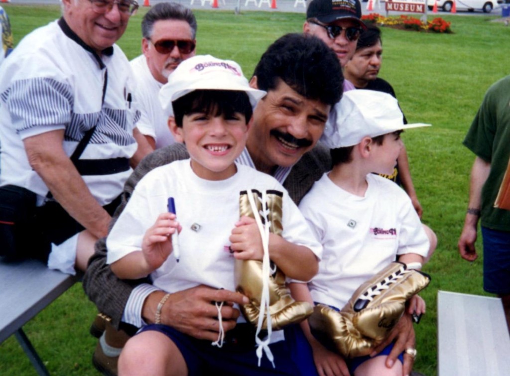 Legendary Alexis Arguello with Fans *(PHOTO BY ALEX RINALDI)