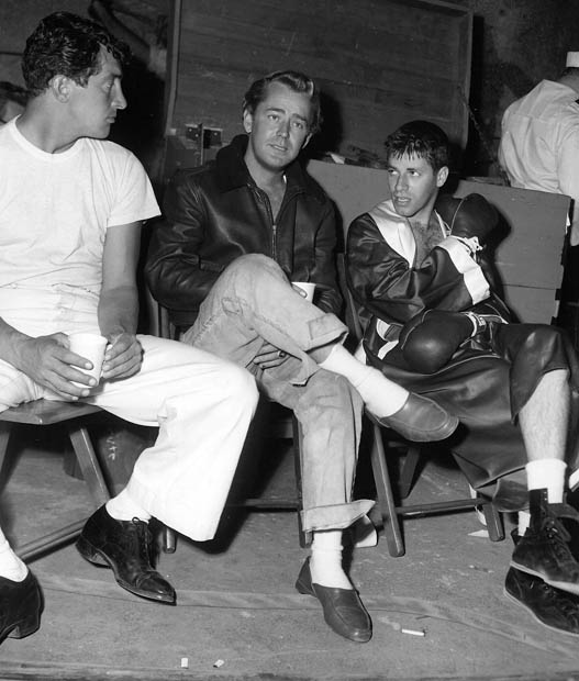 Alan Ladd visits boxing set of Martin and Lewis in Sailor Beware.