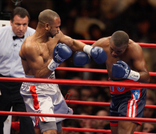 Felix Trinidad of Puerto Rico (L) fights Roy Jones Jr. of the US 19 January, 2008 during their light heavyweight fight at Madison Square Garden in New York. 