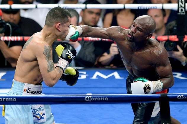 LAS VEGAS, NV - MAY 03: (R-L) Floyd Mayweather Jr. throws a right at Marcos Maidana during their WBC/WBA welterweight unification fight at the MGM Grand Garden Arena on May 3, 2014 in Las Vegas, Nevada. (Photo by Ethan Miller/Getty Images)