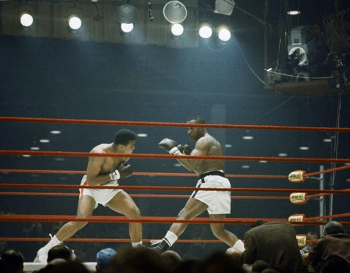 Ali (L) looking for an opening against Sonny Liston (R) 