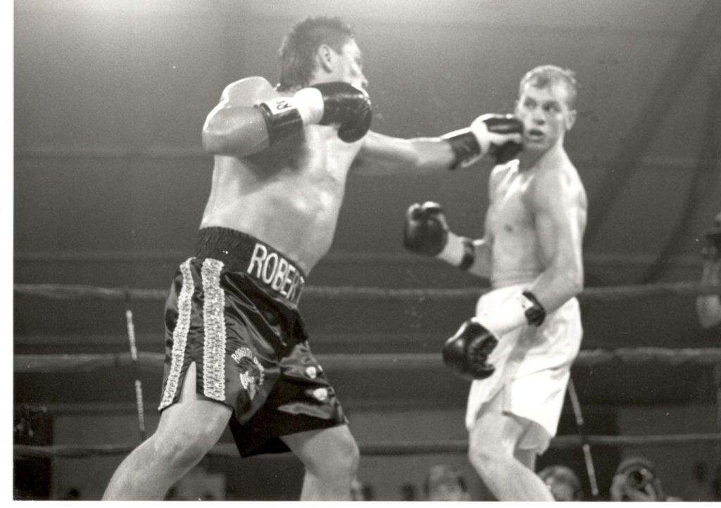 Roberto Duran beats Sean Fitzgerald on August 17, 1993 Casino Magic Arena Bay St. Louis, Mississippi 
