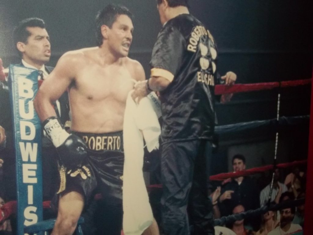 Roberto Duran in 100th fight against Tony Menefee with The USA Boxing News editor John Rinaldi at bottom.