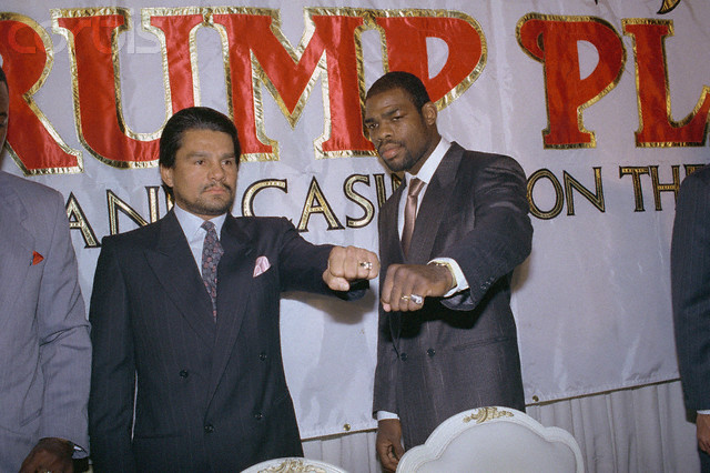 20 Dec 1988 --- Original caption: New York: Two hit-men, Iran "The Blade" Barkley (right) and Roberto Duran, unlimber the tools of their trade during press conference to announce their bout in Atlantic City on February 24th. Barkley, the WBC middleweight champ, will be making the first defense of his new title. 