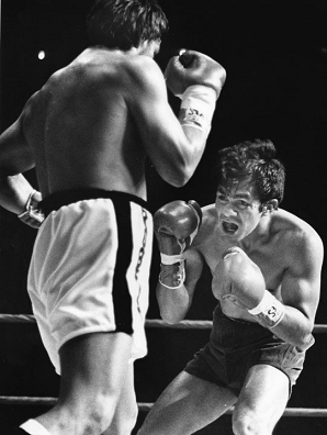 Roberto Duran (L) going in for the kill against former welterweight champion Pipino Cuevas (R) in 1983