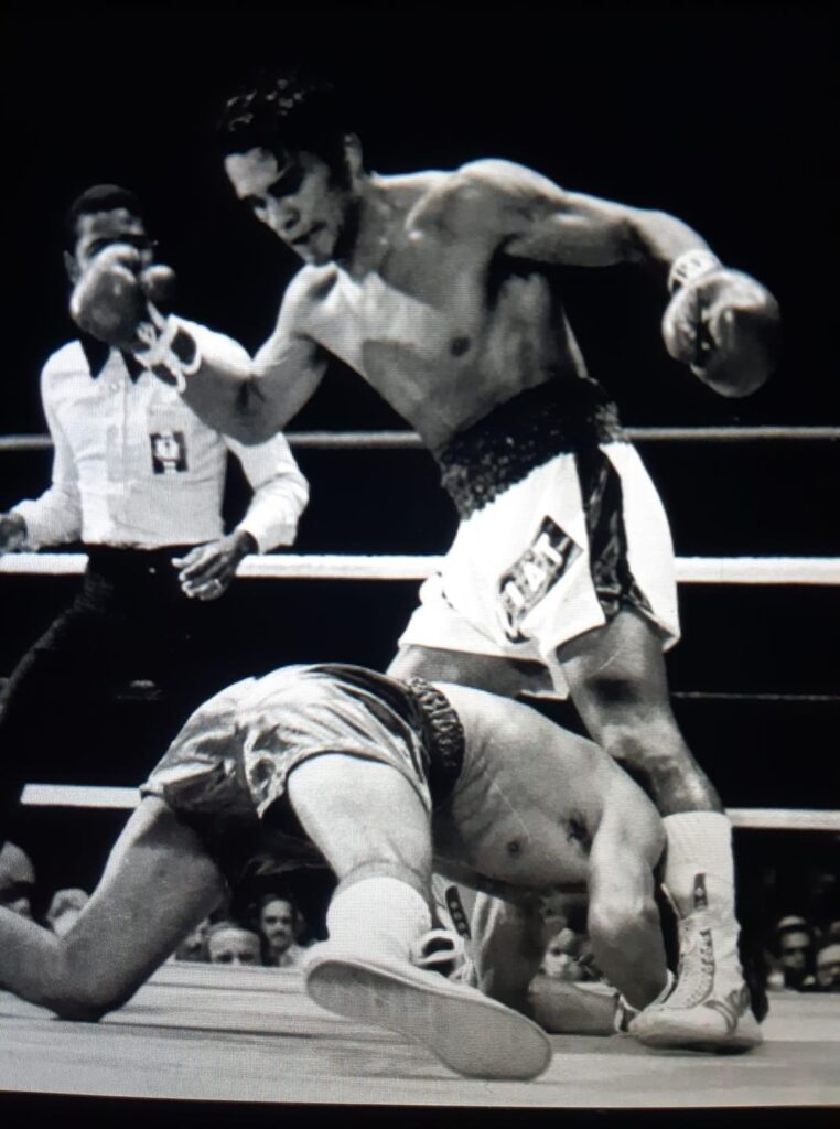 Roertio Duran in action as the Lightweight champion