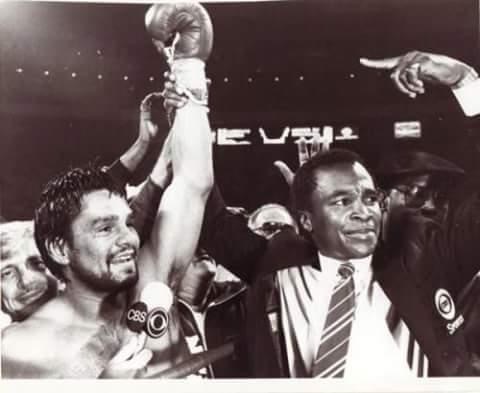 Sugar Ray Leonard congratulating his old foe after the bout.