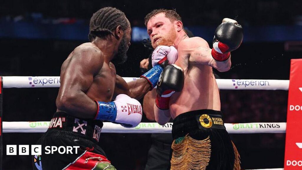 Both Crawford (L) and Canelo (R) exchange blows.