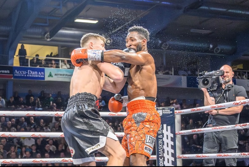 Jacob Bank (L) crushes in the face of William Scull (R) in up-close infighting.