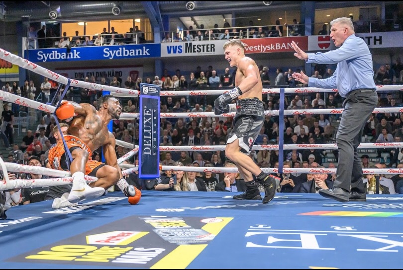 Jacob Bank (R) finishes off the fight by dropping William Scull (L) in Round 8.