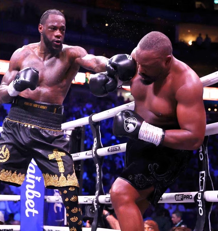 Wilder (L) knocking Chisora (R) around in round 8.