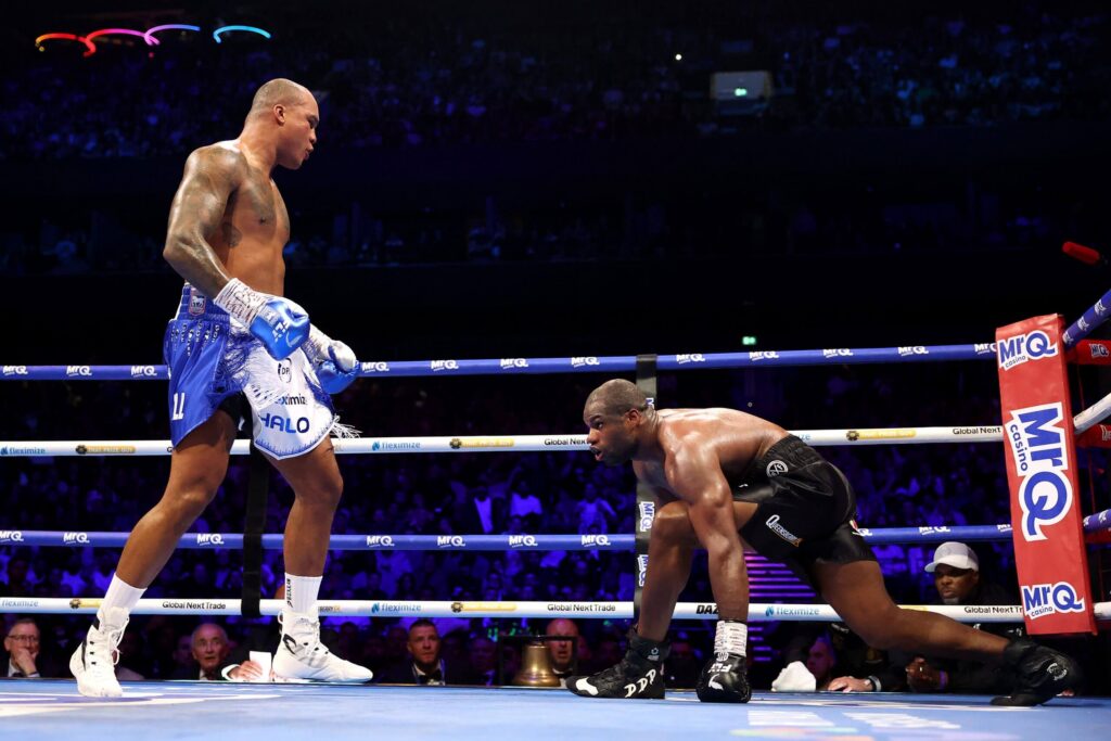 Wardley (L) knocks down Dubois in round 3.