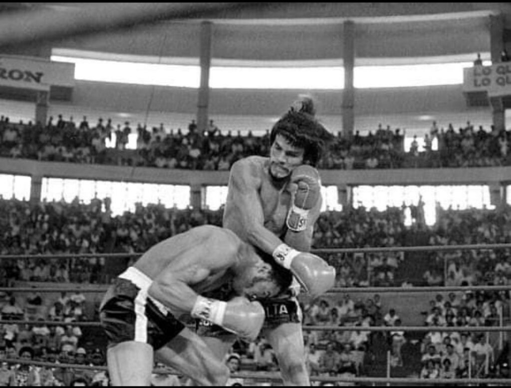 Duran (R) and Lamkin (L) going toe to toe.
