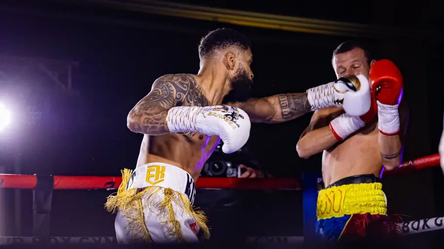 Freddie Kiwitt (L) jolts Jose Arcon (R) with left hand.