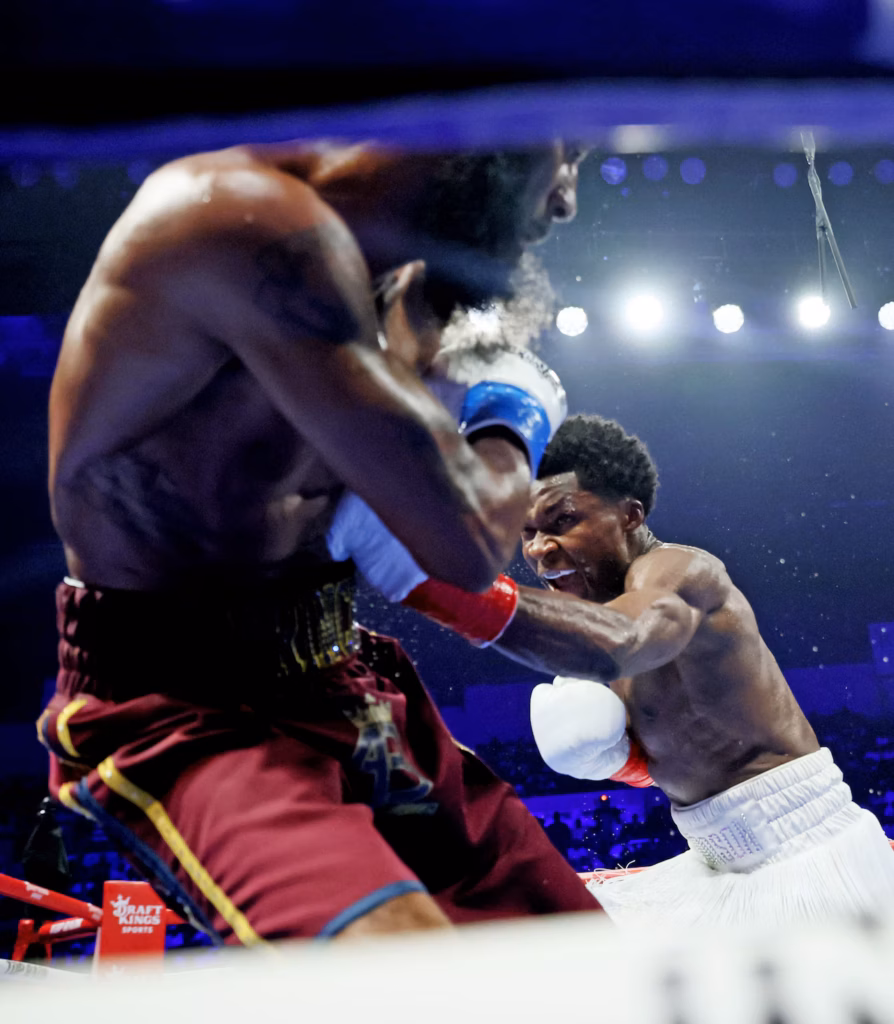 Mason (R) goes after Bell (L) in the later rounds.