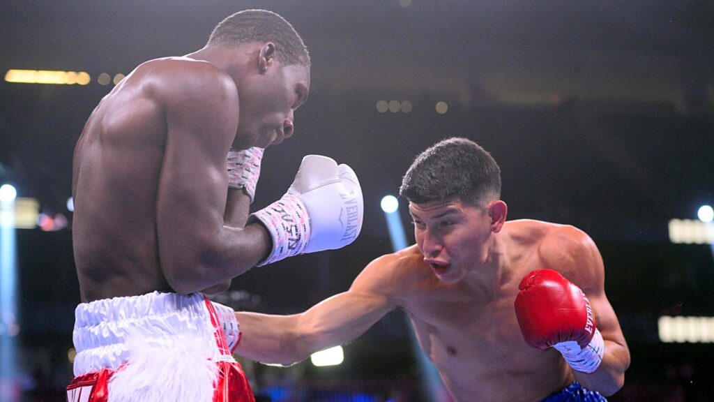 Palacios (R) nailing Carrington (L) with a hard right to the midsection.