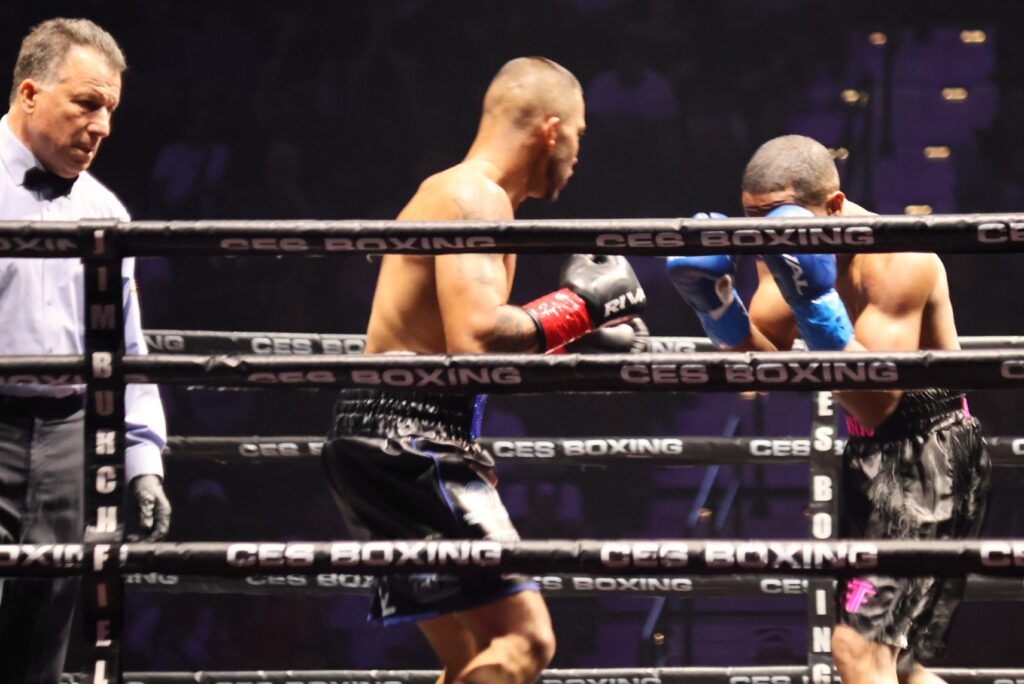 evin_Walsh_readies_to_mount_an_attack_against_Dannis_Aguero_Arias