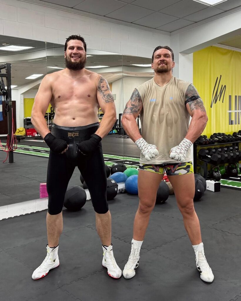 (L-R) – Sanel Hasanovic & Alexandr Usyk
